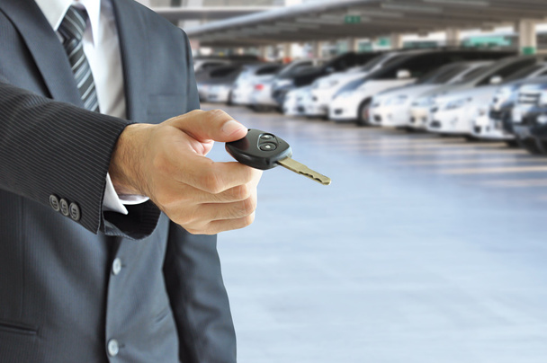 üzletember giving egy autó kulcs - Fotó, kép