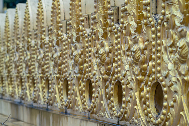 χρυσός ναός οικοδόμηση ενός τόπου του τουρισμού στην Ινδονησία - Φωτογραφία, εικόνα