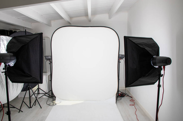 studio photo Interior of modern white room with professional equipment - Fotografie, Obrázek