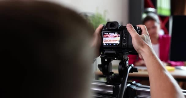 Kameramies kuvaamassa ammattikamera liikenainen toimistossa 4k elokuva hidastettuna. Bloggaaminen - Materiaali, video