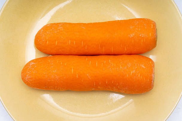 свежая морковь в миске на белом фоне - Фото, изображение