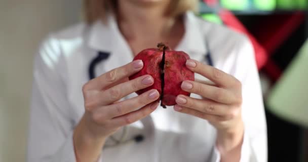 Médico nutricionista rompiendo fruta de granada en dos mitades primer plano 4k película cámara lenta. concepto de estilo de vida saludable - Metraje, vídeo