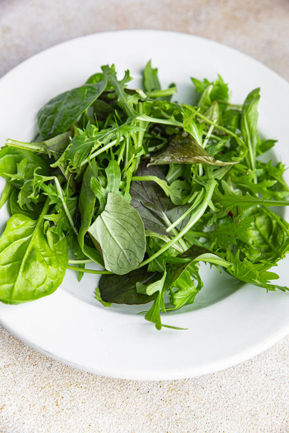 салат смесь зеленых листьев смеси микро зеленый, сочный здоровый закуски пищи на столе копировать пространство пищевой фон деревенский вид сверху - Фото, изображение