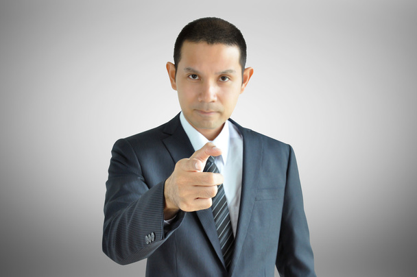 Aasialainen liikemies osoittaa sinua sormella vakavalla naamalla
 - Valokuva, kuva