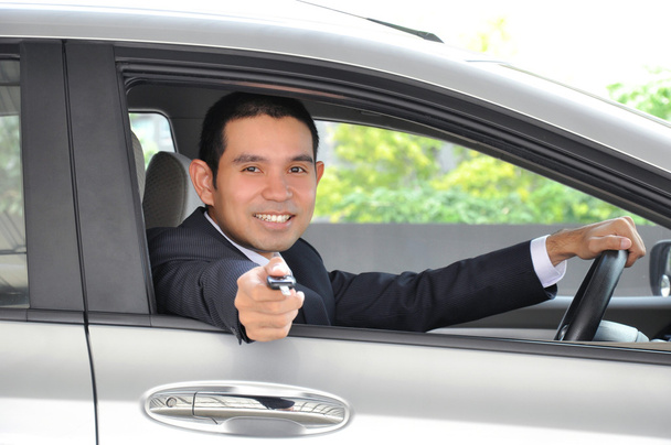 Geschäftsmann gibt Autoschlüssel als Fahrer ab - Foto, Bild