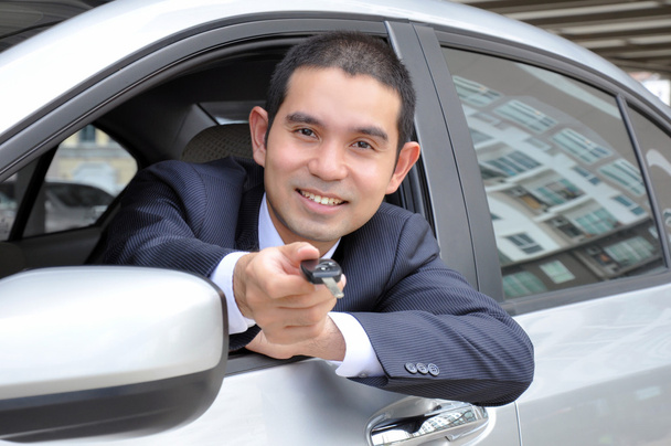 Бізнесмен як водій, що дає ключ від автомобіля
 - Фото, зображення