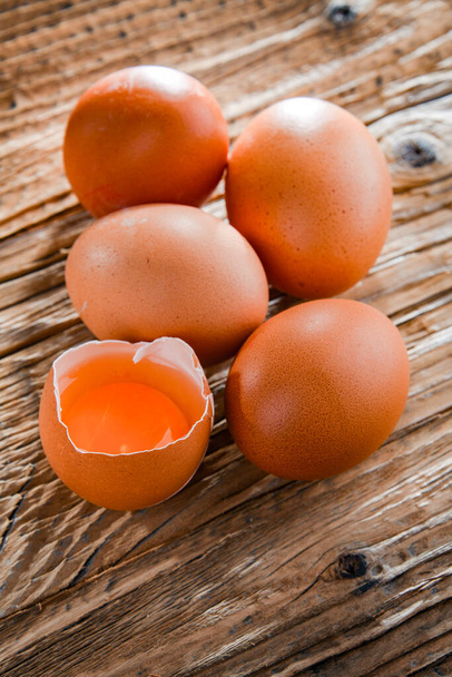 Composizione con cinque uova di pollo su un tavolo di legno. - Foto, immagini