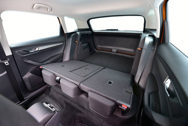 Kofferraum mit umgeklappten Rücksitzen, Innenansicht - Foto, Bild