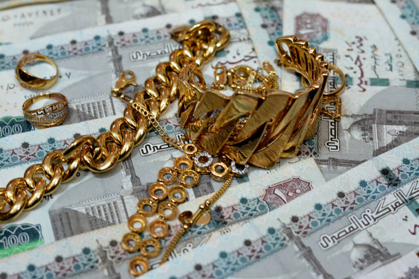 Joyería o joyería con EGP LE Libras egipcias en efectivo billetes, broches, anillos, collares, pendientes, colgantes, pulseras, cadenas y gemelos, Precio del oro en egipcio EGP LE libra concepto - Foto, Imagen