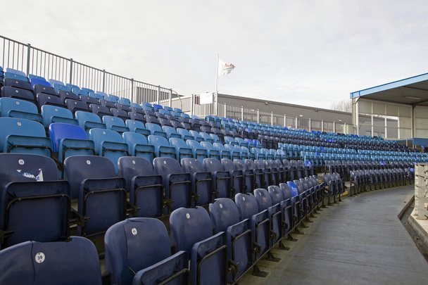 Sillas de plástico vacías en el estadio - Foto, Imagen