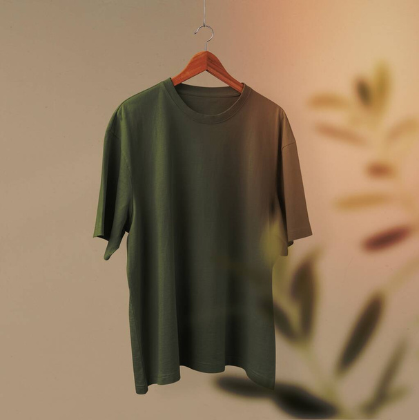 Green oversized t-shirt, casual apparel in unisex design - Foto, imagen