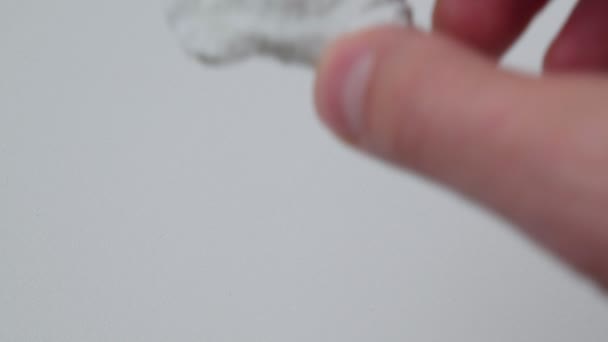 Albite кристаллический минерал, белый фон близко. Лепидолит - Кадры, видео