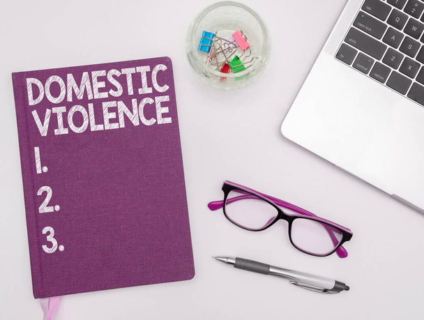 Testi scritti a mano Violenza domestica, Internet Concetto di comportamento violento o abusivo diretto da una famiglia o da un membro della famiglia - Foto, immagini