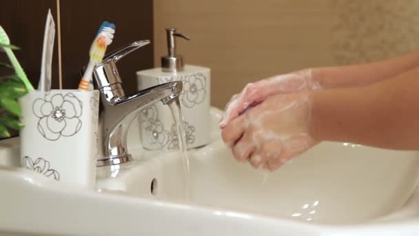 Kind wassen haar handen in de badkamer - Video