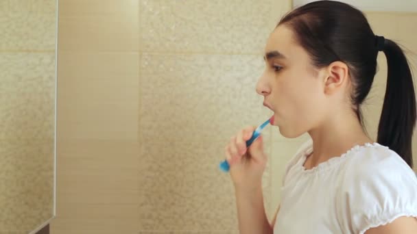 Cute dziewczynka intensywnie szczotkowanie zębów - Materiał filmowy, wideo