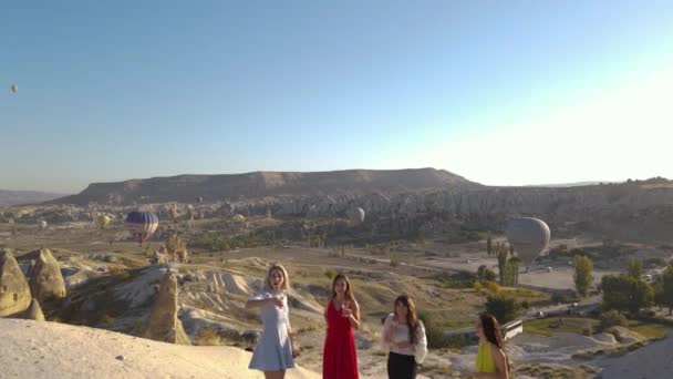 Dívky v různých šatech v Cappadocia se šampaňským, Sunset View, Hot Air Balónky, Drone záběry. Vysoce kvalitní FullHD záběry - Záběry, video