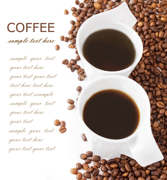 コーヒーの朝食 (コーヒー、シナモン、チョコレート菓子、コーヒー豆サンプル テキスト付きの白い背景で隔離のカップ) - 写真・画像