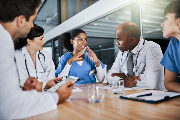 Perícia médica que faz toda a diferença. um grupo de médicos tendo uma reunião em um hospital - Foto, Imagem