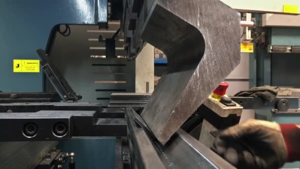 Dobragem de peças de chapa metálica usando uma máquina de dobra de chapa metálica na fábrica. Indústria metalúrgica - Filmagem, Vídeo