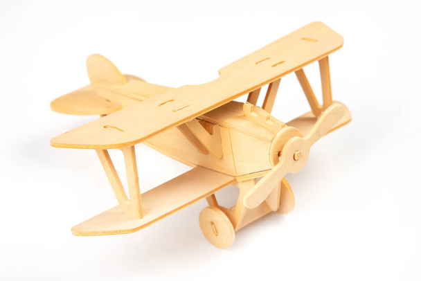 Ξύλινο μοντέλο αεροσκάφους. κατασκευαστής για τη συναρμολόγηση παιχνιδιών - Φωτογραφία, εικόνα