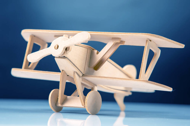 Modello di aereo in legno. costruttore per il montaggio di giocattoli - Foto, immagini