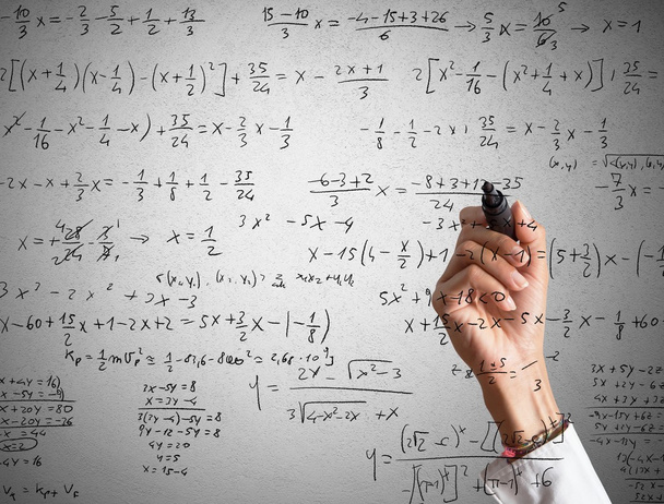 Женщина решает математические вычисления
 - Фото, изображение