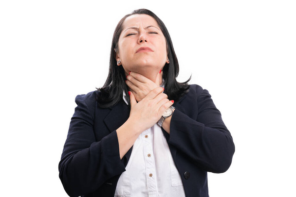 Άρρωστη επιχειρηματίας που αγγίζει το λαιμό ως πονόλαιμο ψυχρό σύμπτωμα έννοια γραφείου απομονωμένη σε λευκό φόντο στούντιο - Φωτογραφία, εικόνα