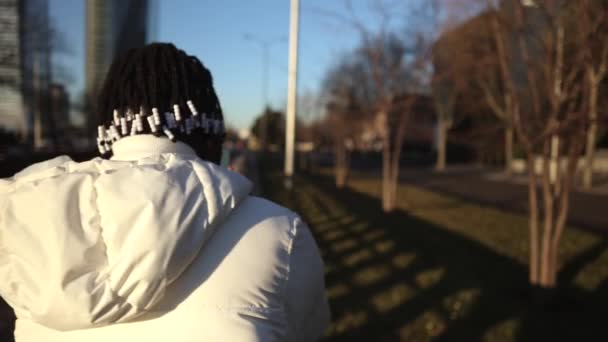 Sérieux homme afro-américain debout sur le fond de la route
 - Séquence, vidéo