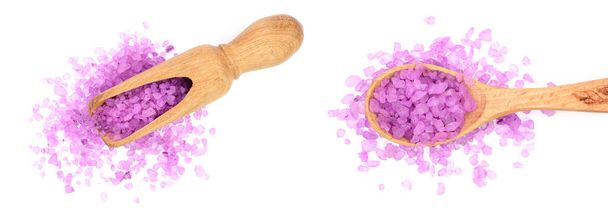 Sel marin violet dans une cuillère en bois isolée sur fond blanc, lavande. Vue de dessus. Pose plate
. - Photo, image