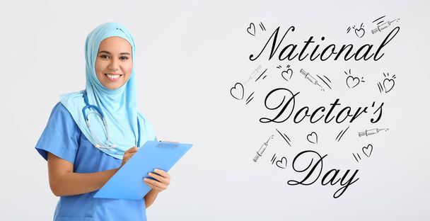 Афроамериканська мусульманська медсестра на світлому тлі. Національний день лікарів - Фото, зображення