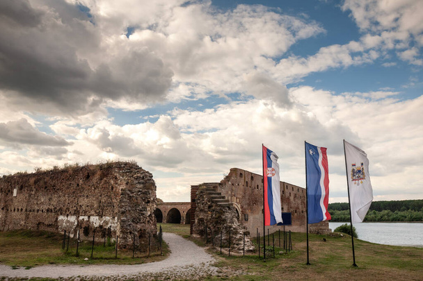 Flaggen Serbiens und Sabacs vor der Festung Sabac. Auch Sabacka Tvdjava genannt, ist diese Festung eine ehemalige Burg aus dem osmanischen Mittelalter in Sabac, Serbien. - Foto, Bild