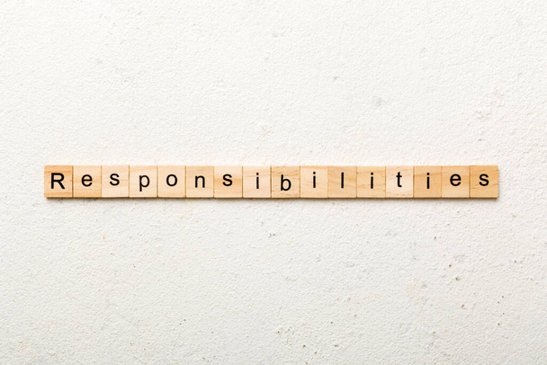 słowo odpowiedzialności napisane na bloku drewna. tekst dotyczący odpowiedzialności na stole, koncepcja. - Zdjęcie, obraz