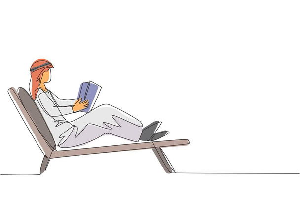 Egysoros rajz hátradőlt arab férfi olvasás könyvet lounge szék. Lazíts egy kicsit egy jó sztorival. Okos férfi olvasó élvezi az irodalmat vagy tanul. Folyamatos vonalhúzás tervezési vektor - Vektor, kép