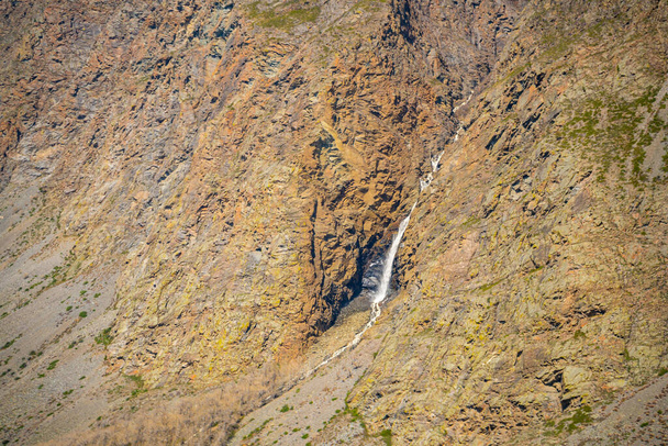 Pohled z horského průsmyku Katu-Yaryk vodopádu, který padá z útesu v Altai, Rusko. Kvalitní fotografie - Fotografie, Obrázek