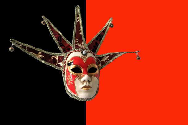 Маски традиційних венеціанських на чорному і червоному тлі - Фото, зображення