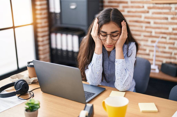Young hispanic girl business worker stressed working at office - Foto, Bild
