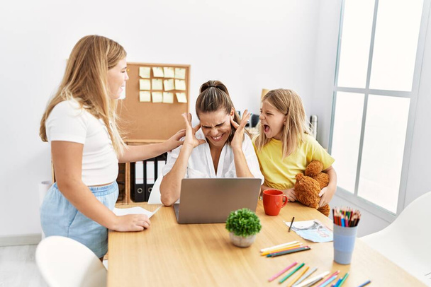 Madre e hijas trabajadoras de negocios estresadas para niñas que trabajan en la oficina - Foto, Imagen