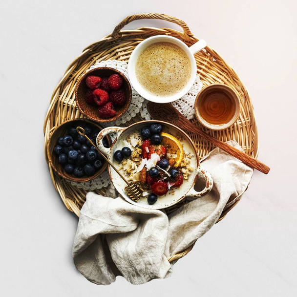 Desayuno afrutado en estilo laico plano - Foto, Imagen
