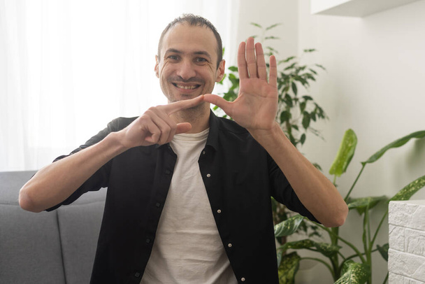 Lenguaje de señas de aprendizaje de adultos para sordos. - Foto, Imagen