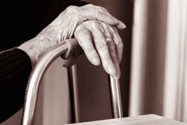 Abuela manos usando un andador como apoyo - Foto, imagen
