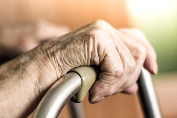 Abuela manos usando un andador como apoyo - Foto, imagen