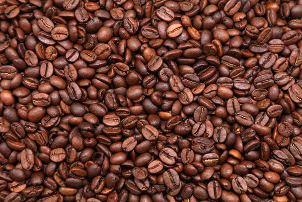 Kavrulmuş kahverengi kahve çekirdeklerini yakından çek. - Fotoğraf, Görsel