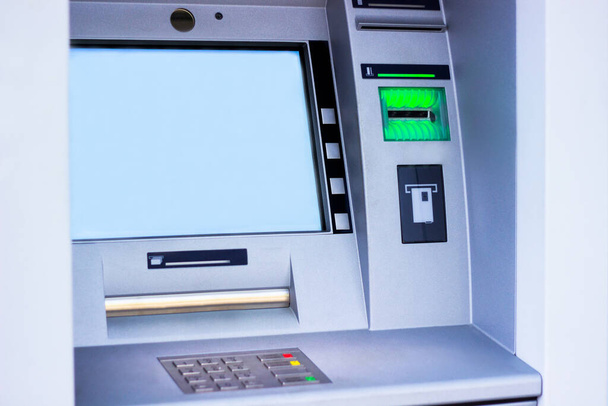 Сучасний вуличний банкомат для зняття грошей та інших фінансових операцій
 - Фото, зображення