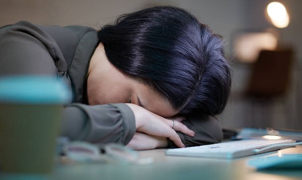 Müde, schlafende Frau an ihrem Computer in der Nacht wegen Depressionen, Burnout und psychischen Gesundheitsrisiken. Geschäftsmann, Arbeiter oder Angestellter Müdigkeit, geringe Energie und Schlafstörungen am PC für Projekttermin. - Foto, Bild