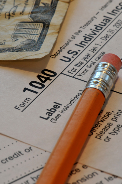 Formulario de impuestos con lápiz
 - Foto, imagen