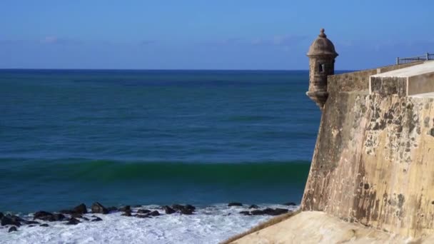 Erődfal őrdoboz a Karib-tenger felett összeomló hullámok. Bartizan vagy garita Castillo San Felipe del Morro, San Juan, Puerto Rico-ban. Az ikon Puerto Ricó-i rendszámtáblán és negyeddollárosokon jelenik meg.  - Felvétel, videó