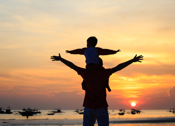 apa és fia, szórakozás a sunset - Fotó, kép