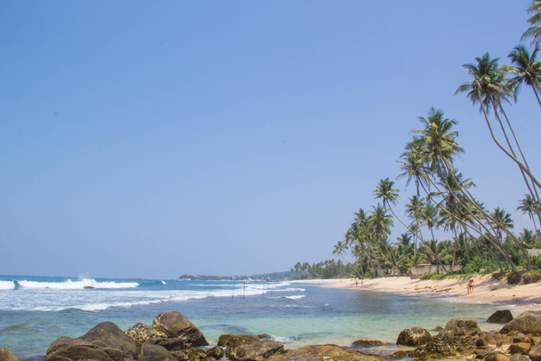 Beautiful view of the tropical beach of Sri Lanka on a sunny day - Fotoğraf, Görsel