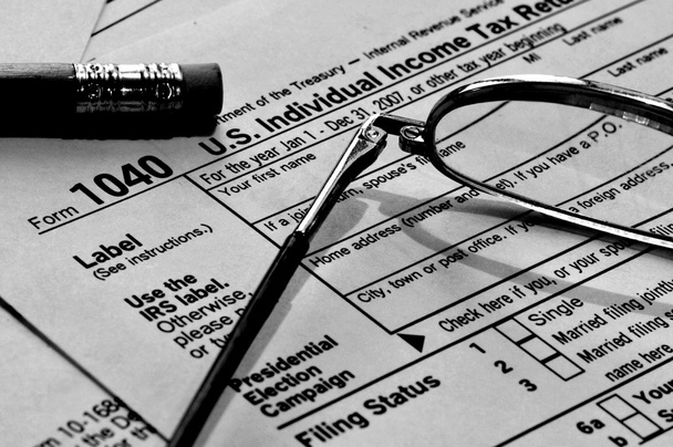 Formulario fiscal con anteojos y lápiz
 - Foto, imagen