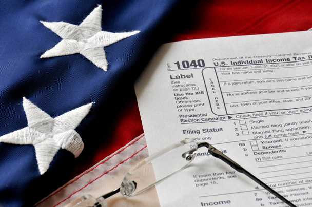 Податкова форма на американському прапорі
 - Фото, зображення